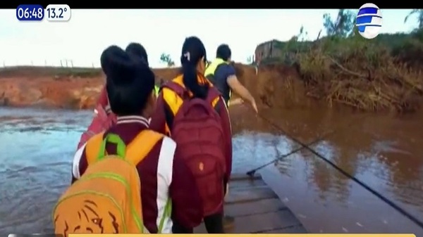 Amambay: Alumnos realizan peligrosa travesía para llegar a su escuela - Noticias Paraguay