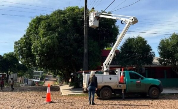 Reparan alumbrados públicos en los barrios