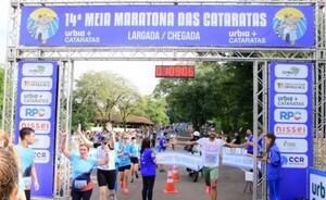 Altoparanaense Derlys Ayala gana media maratón en Brasil