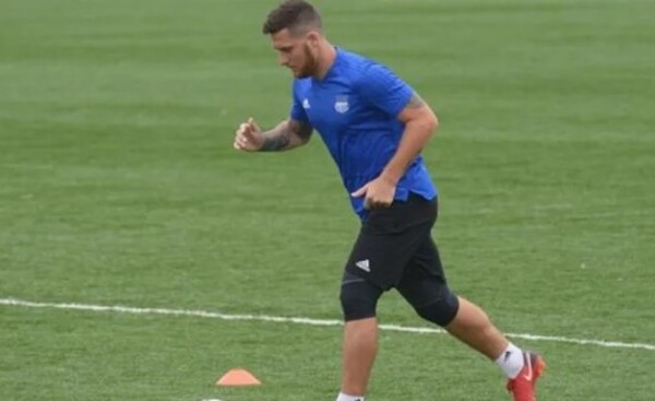 Piden juzgamiento de futbolista acusado de agredir a su pareja