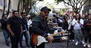 La Nación / Juanes sorprendió a fanáticos con concierto improvisado en las calles de México