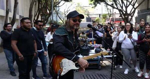 La Nación / Juanes sorprendió a fanáticos con concierto improvisado en las calles de México