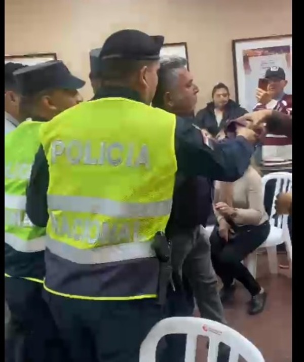 Concejal Silvio Piris fue sacado a empujones de la Junta de Encarnación - C9N