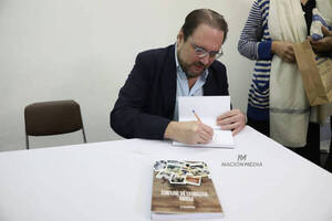 "Pipó" Dios presentó su novela "Perro... historias de infames"