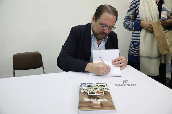 "Pipó" Dios presentó su novela "Perro... historias de infames"