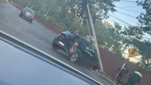 Joven se distrajo con su celular y chocó contra una columna