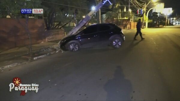 Se distrae con el celular y choca por una columna sobre avenida España