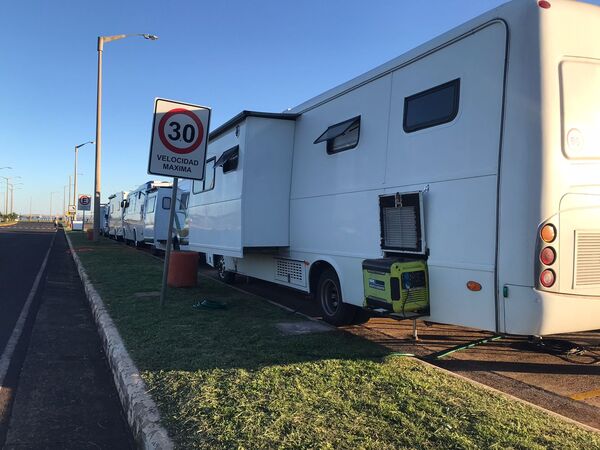 Llegan a Encarnación más de 30 casas rodantes de lujo para recorrer el país