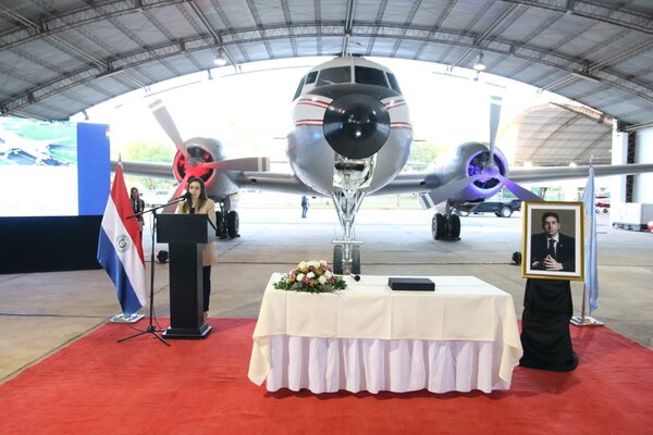 Homenajean al fiscal Marcelo Pecci en la presentación del emblemático avión Convair 240 | OnLivePy