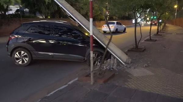 Bache provoca accidente de tránsito sobre España - trece