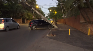 Conductora choca contra columna, intentando desviar un bache sobre España - Unicanal