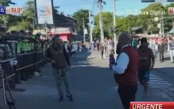Manifestantes amenazaron y echaron a periodista – Prensa 5