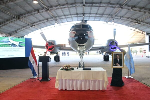 Homenaje al fiscal Marcelo Pecci en presentación de restaurado avión de LAP