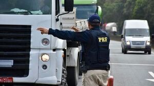 Camión paraguayo es retenido en Brasil por neumáticos gastados