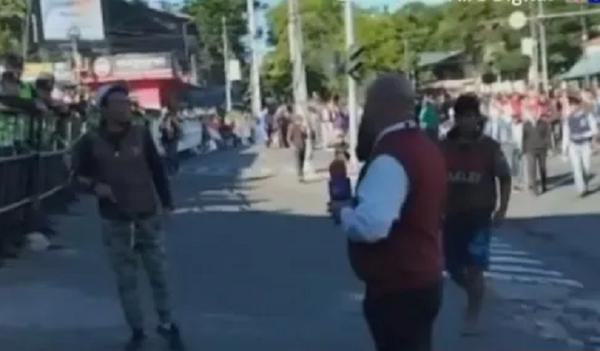 Manifestantes amenazaron y echaron a periodista en zona del TSJE - Noticiero Paraguay