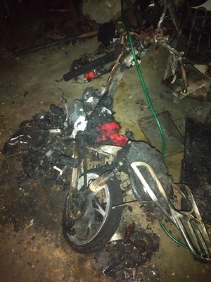 Dos motocicletas terminan incendiadas en una vivienda