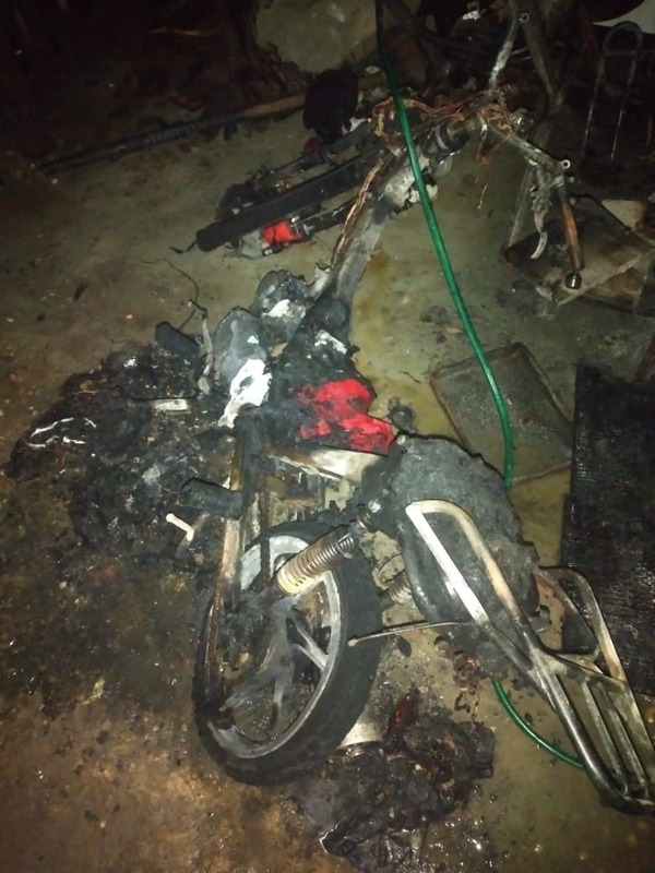 Dos motocicletas terminan incendiadas en una vivienda