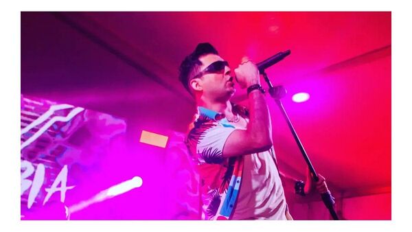 Vocalista de Qmbia Juan se tuneó todito