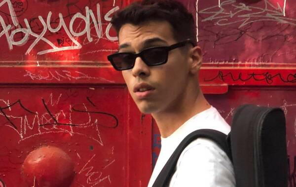 Cortó con su chuli, se fue de viaje solo y escribió una nueva canción