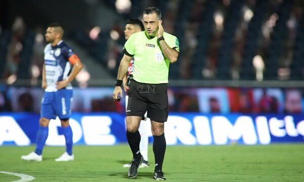 Escrachan a árbitro que dirigirá el clásico ya que pillaron que es “panchero”