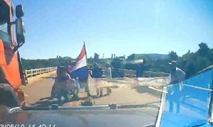 Camión atropella retén ilegal de manifestantes - Noticiero Paraguay