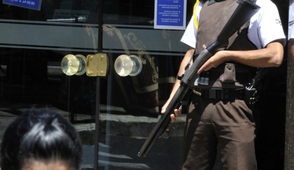 Diario HOY | Condenan a guardia infiel por robo en su lugar de trabajo