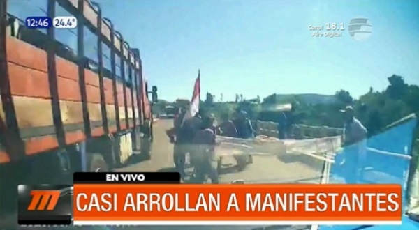 Viralizan video de transganado arremetiendo contra manifestantes