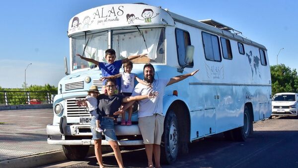 La familia que dejó todo para recorrer el mundo en un bus