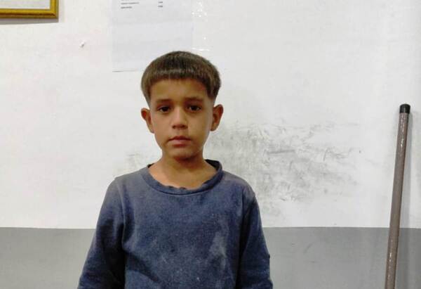 Niño extraviado está en comisaría de Luque •