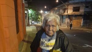 Abuela de 73 años recorre el centro de Asunción vendiendo bijouterie