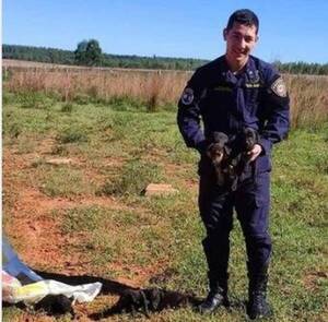 Un poli rescató a 6 cachorritos que fueron tirados en una bolsa