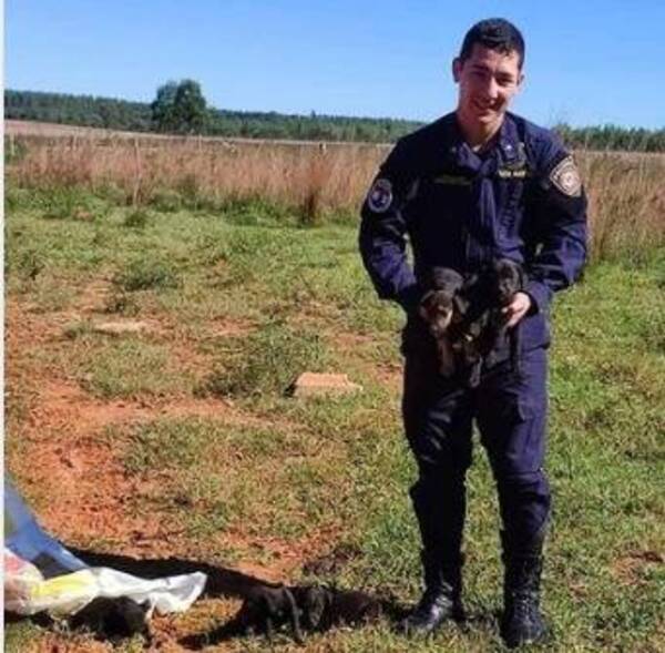 Un poli rescató a 6 cachorritos que fueron tirados en una bolsa