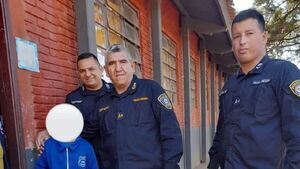 Policías regalan zapatos a un niño para que vuelva a la escuela