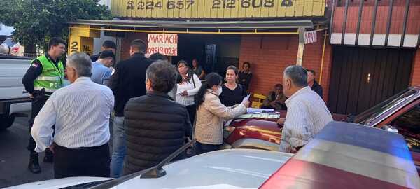 Exmagistrado fallece de una paro cardíaco en su camioneta - Radio Imperio