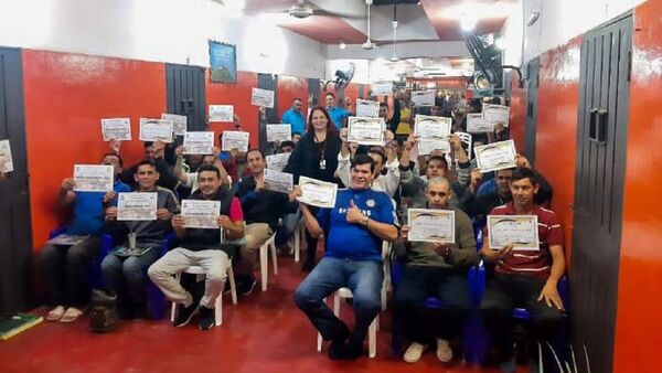 Unos 70 reos concluyen cursos de formación en penal de Emboscada