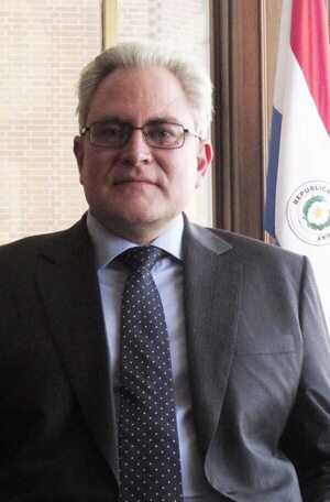 Renuncian los embajadores paraguayos en España y Costa Rica  - Política - ABC Color
