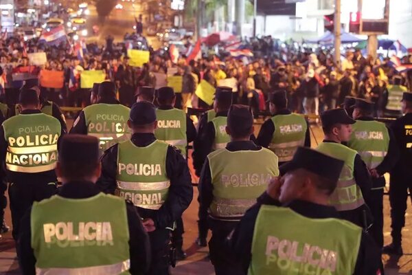 Alguien tiene que estar financiando la manifestación frente al TSJE, dice fiscal - Política - ABC Color