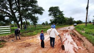 Pala en mano, abuelitas lideran arreglo de un camino vecinal