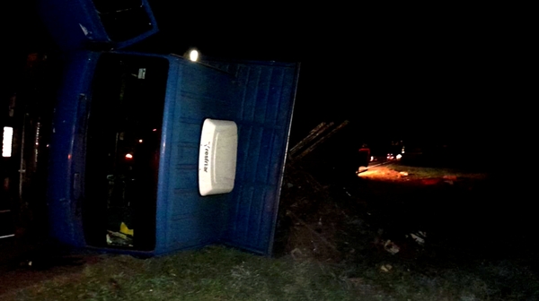 APARATOSO VUELCO DE UN CAMIÓN SOBRE RUTA PY01 EN SAN LUIS DEL PARANÁ