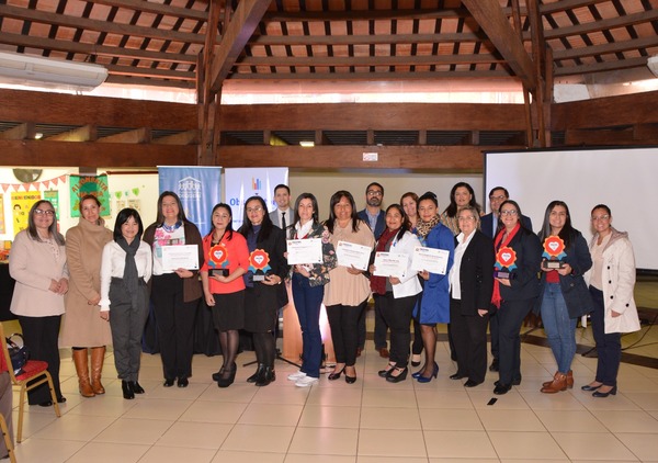 Dequení distinguirá la labor de docentes por su aporte a la educación - .::Agencia IP::.