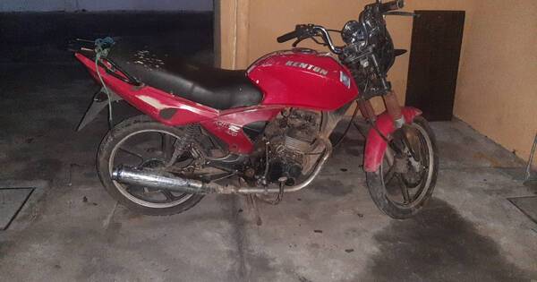 La Nación / Detienen a supuesto ladrón y recuperan motocicleta robada