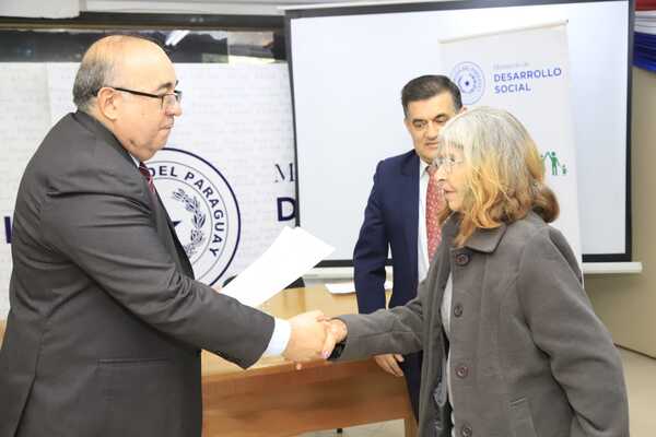 Familias de territorios sociales de Villa Hayes regularizan sus inmuebles