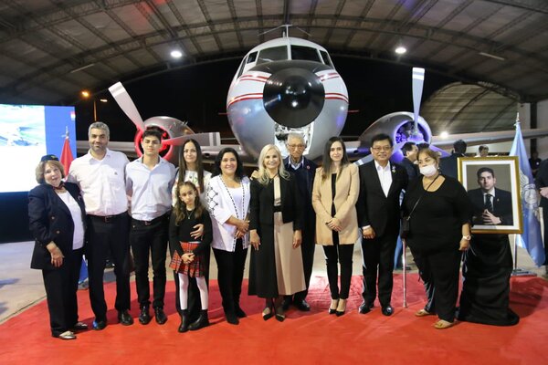 Presenta avión restaurado de la extinta aerolínea, Líneas Aéreas Paraguayas en honor a Marcelo Pecci - Revista PLUS