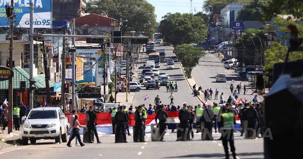 La Nación / Manifestaciones empiezan a afectar negativamente ventas de las multitiendas