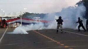 Enfrentamiento entre obreros de Aña Cuá y policías en Ayolas