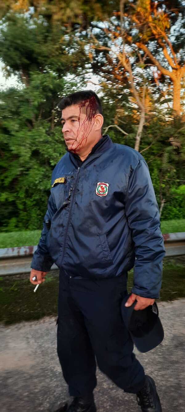 Obreros de EBY en huelga se enfrentan con policías en Ayolas
