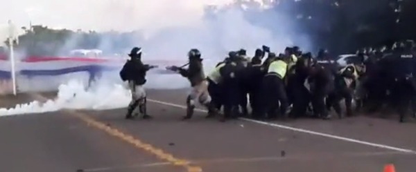 Reportan fuerte enfrentamiento entre la Policía y obreros de Aña Cuá en Ayolas - ADN Digital