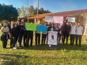 Estudiantes, docentes y padres de familias un colegio de San José, molestos con directora departamental - Noticiero Paraguay