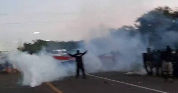La Nación / Fuerte enfrentamiento entre obreros y policías en Misiones