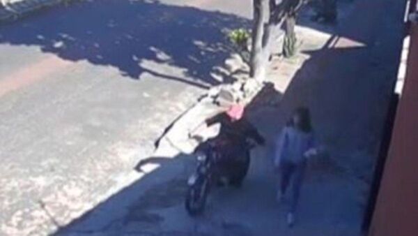 Motoca manoseó a una joven que iba caminando por la vereda